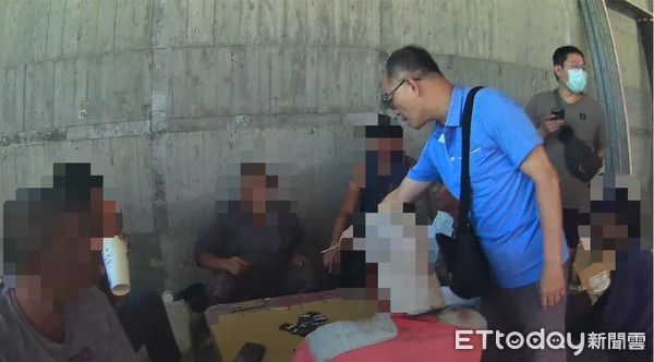 ▲台南市警麻豆分局於官田區一處工地查獲7名工人涉嫌聚賭，當場查扣天九牌、骰子與賭資。（記者林東良翻攝，下同）