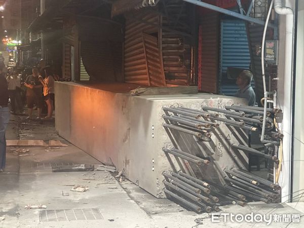 ▲雲林一輛載運鋼筋水泥柱的拖板車翻覆，水泥柱砸爛民宅鐵捲門。（圖／記者游瓊華翻攝，下同）