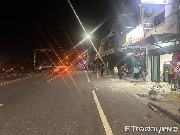 ▲雲林一輛載運鋼筋水泥柱的拖板車翻覆，水泥柱砸爛民宅鐵捲門。（圖／記者游瓊華翻攝，下同）