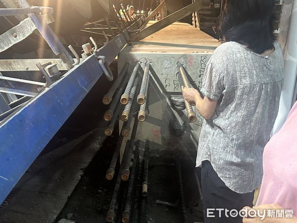 ▲雲林一輛載運鋼筋水泥柱的拖板車翻覆，水泥柱砸爛民宅鐵捲門。（圖／記者游瓊華翻攝，下同）