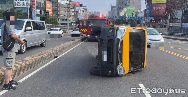 ▲▼天兵駕駛開車恍神！猛撞路中分隔島　小貨車彈飛翻覆畫面曝光 。（圖／記者賴文萱翻攝）