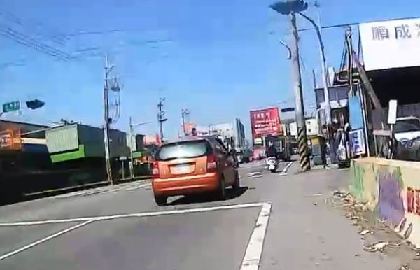 ▲駕駛逆向衝撞車隊釀7學生受輕重傷。（圖／記者唐詠絮翻攝）