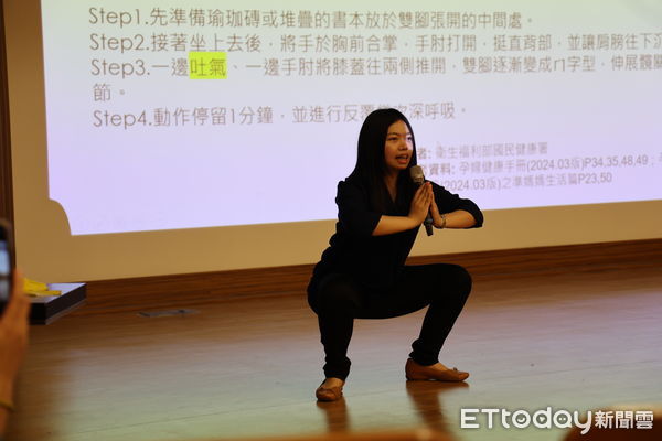 ▲物理治療師示範訓練骨盆底肌的合掌式技巧，強調伸展和運動時間不用太久，每天持續的練習最有用。（圖／慈濟醫學中心提供，下同）