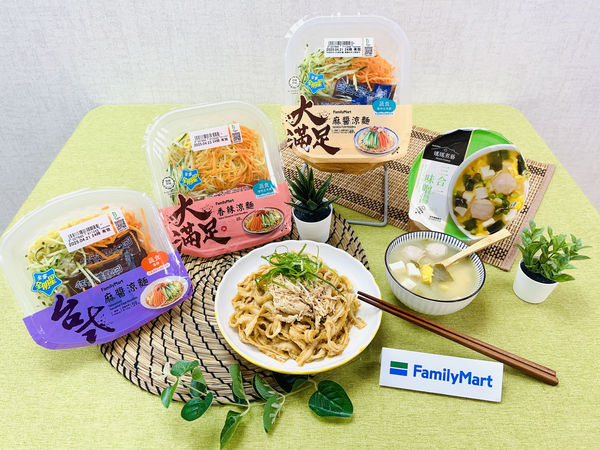 ▲▼全家推出多款夏日輕食，涼麵搭味噌湯8折，雞胸配沙拉省10元；還與人氣插畫角色馬來貘LAIMO合作，推出聯名新品。（圖／業者提供）