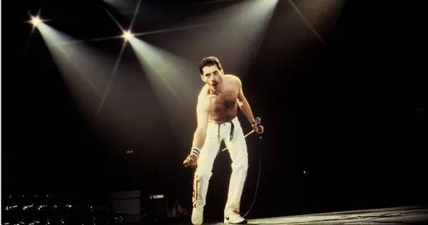 英國已故搖滾傳奇、皇后樂隊主唱佛萊迪（Freddie Mercury）的珍貴個人物品在去年於蘇富比拍賣。（圖／達志／美聯社）