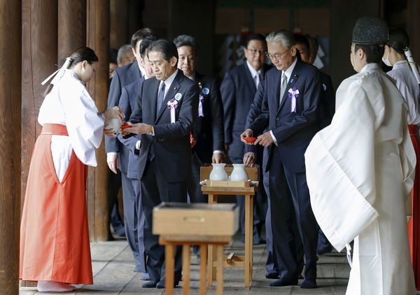 ▲▼日本首相石破茂近日向靖國神社供奉祭品，還有國會議員前往參拜。（圖／路透）