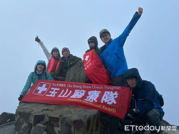 ▲玉山醫療隊藥師從碎石坡驚險拉回險墜崖山友。（圖／竹山秀傳醫院提供）