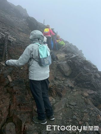 ▲玉山醫療隊藥師從碎石坡驚險拉回險墜崖山友。（圖／竹山秀傳醫院提供）