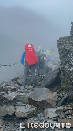 ▲玉山醫療隊藥師從碎石坡驚險拉回險墜崖山友。（圖／竹山秀傳醫院提供）