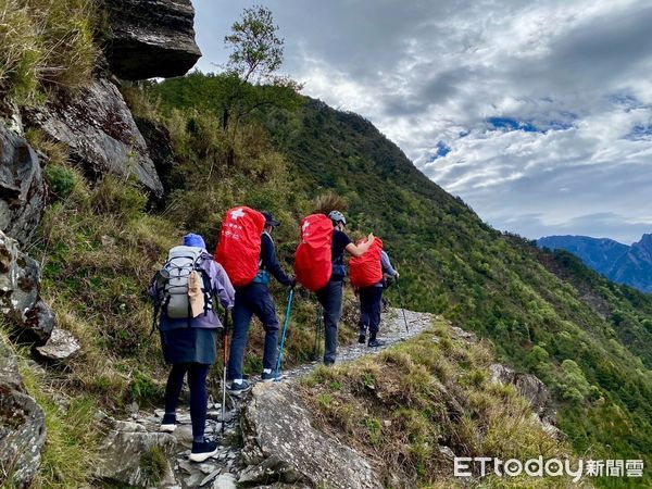 ▲玉山醫療隊藥師從碎石坡驚險拉回險墜崖山友。（圖／竹山秀傳醫院提供）