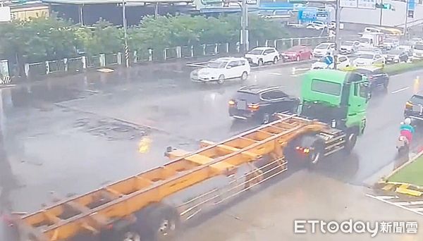 ▲桃園市中壢區中園路今天清晨7時許發生死亡車禍，圖為聯結車撞擊女騎士事故前畫面。（圖／記者沈繼昌翻攝）