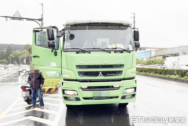 ▲桃園市中壢區中園路今天清晨7時許發生死亡車禍，圖為案發現場，聯結車駕駛下車查看。（圖／記者沈繼昌翻攝）