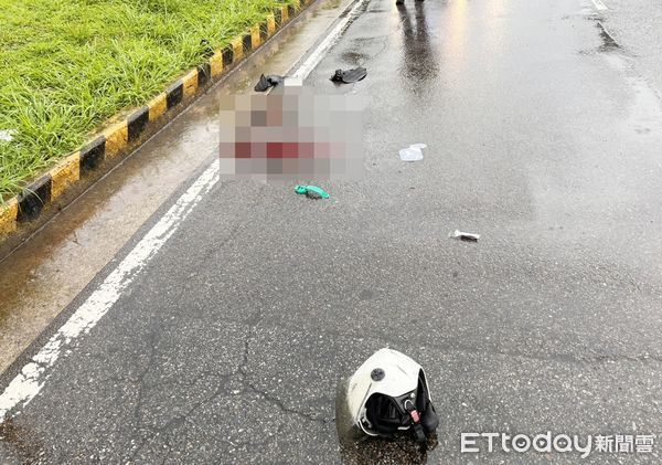 ▲桃園市中壢區中園路今天清晨7時許發生死亡車禍，圖為肇事現場。（圖／記者沈繼昌翻攝）