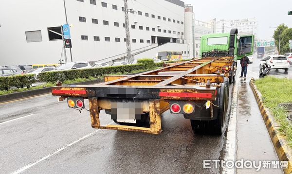 ▲桃園市中壢區中園路今天清晨7時許發生死亡車禍，警方在現場處理。（圖／記者沈繼昌翻攝）