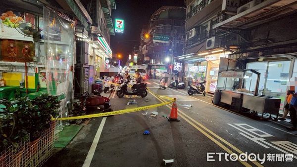 ▲三重女疑闖紅燈過馬路，遭機車騎士撞噴送醫不治。（圖／記者陳以昇翻攝）