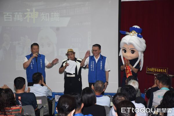 ▲西螺警分局昨日在西螺鎮農會舉辦打詐行動月暨擴大社區治安會議，鄉親民眾逾600人參加，警方更邀請藝人「黑面」現身主持一同打詐。（圖／記者游瓊華翻攝）