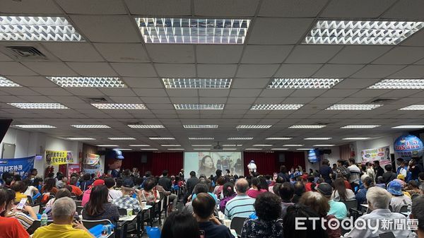 ▲西螺警分局昨日在西螺鎮農會舉辦打詐行動月暨擴大社區治安會議，鄉親民眾逾600人參加，警方更邀請藝人「黑面」現身主持一同打詐。（圖／記者游瓊華翻攝）