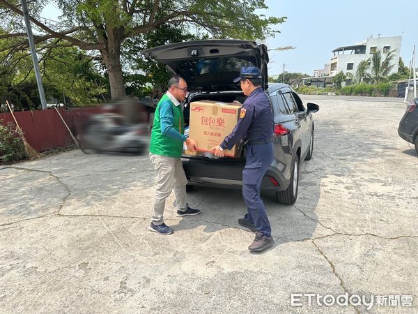 ▲張榮發慈善基金會與四維派出所副所長董振義一同將生活物資及救助金交給郭姓男子，幫助其度過難關。（圖／記者游瓊華翻攝）