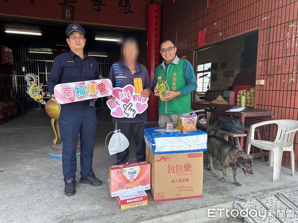 ▲張榮發慈善基金會與四維派出所副所長董振義一同將生活物資及救助金交給郭姓男子，幫助其度過難關。（圖／記者游瓊華翻攝）