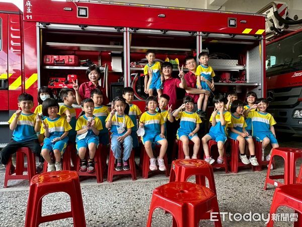 ▲麻豆福佑幼稚園小朋友到消防隊體驗地震模擬與火災逃生演練，從小建立防災觀念。（記者林東良翻攝，下同）