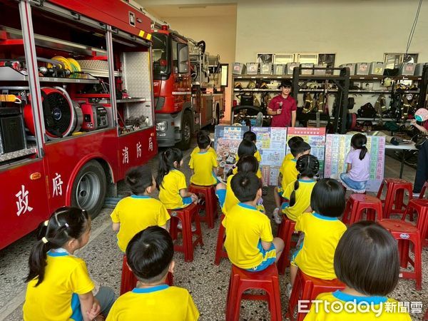 ▲麻豆福佑幼稚園小朋友到消防隊體驗地震模擬與火災逃生演練，從小建立防災觀念。（記者林東良翻攝，下同）
