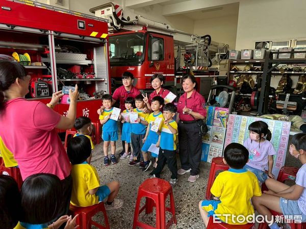 ▲麻豆福佑幼稚園小朋友到消防隊體驗地震模擬與火災逃生演練，從小建立防災觀念。（記者林東良翻攝，下同）