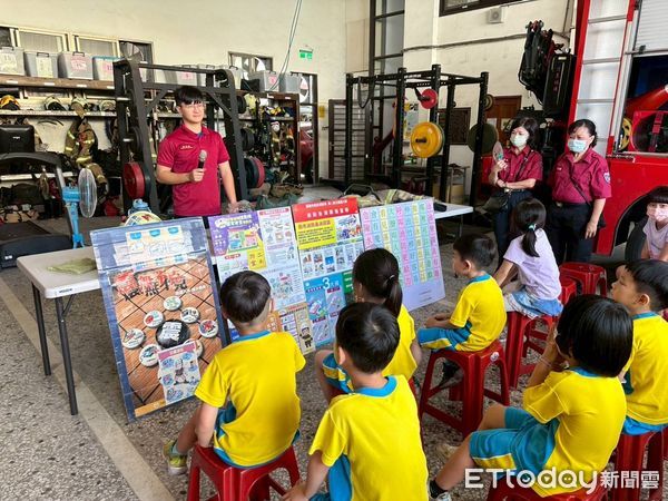 ▲麻豆福佑幼稚園小朋友到消防隊體驗地震模擬與火災逃生演練，從小建立防災觀念。（記者林東良翻攝，下同）