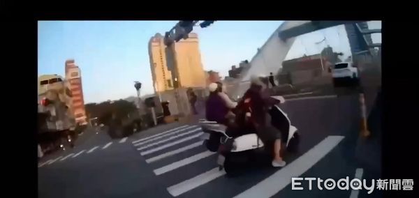 ▲李姓女騎士長裙下襬遭捲入機車傳動裝置，警員熱心商借剪刀助脫困。（圖／記者張君豪翻攝）