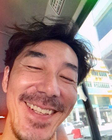 ▲李李仁入境馬來西亞「遭扣留2小時」 牙齒也掉了…超衰慘況曝光。（圖／翻攝自李李仁臉書）