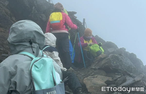 ▲玉山醫療隊藥師蔡承霖於碎石坡驚險拉回差點墜崖的女山友（右）。（圖／竹山秀傳醫院提供，下同）
