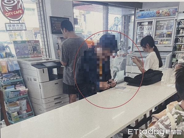 ▲台南市警五分局查獲一名加入假投資詐騙集團的60歲林姓車手，現場查扣作案證物與贓款1萬多元。（記者林東良翻攝，下同）　