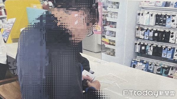 ▲台南市警五分局查獲一名加入假投資詐騙集團的60歲林姓車手，現場查扣作案證物與贓款1萬多元。（記者林東良翻攝，下同）　
