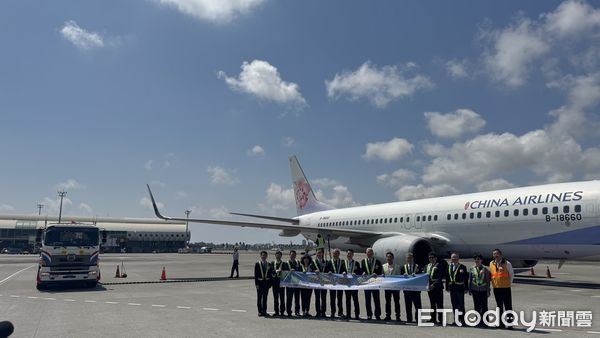 ▲▼交通部今於松山、高雄及桃園機場同步為國籍航空首次添加永續航空燃料（SAF）。（圖／記者周湘芸攝）