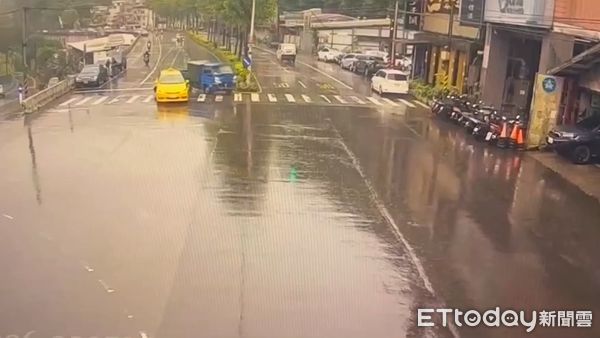 ▲▼       貨車追撞計程車  警到場疏導交通      。（圖／記者郭世賢翻攝）