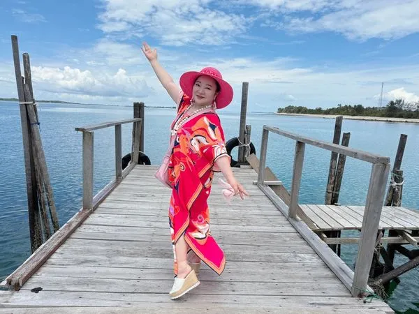 ▲白冰冰(右)帶著王中平參觀世界一家。（圖／長興影視）