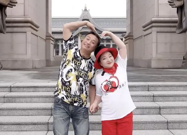 ▲白冰冰(右)帶著王中平參觀世界一家。（圖／長興影視）