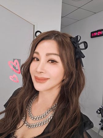 ▲陳美鳳頭綁黑色蝴蝶結，相當俏皮可愛。（圖／翻攝自Facebook／陳美鳳 MeiFen）