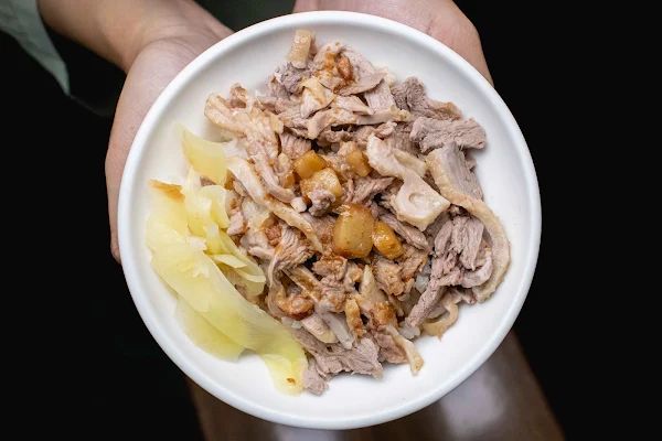 ▲▼高雄鴨肉飯【正宗鴨肉飯】左營區美食|必比登挖出來鴨肉飯排隊半小時也要吃|開店10分鐘煙燻鴨腿飯賣光也太狂|鴨肉宗師的手切鴨肉飯可遇不可求。（圖／部落客美熊很愛吃授權提供）