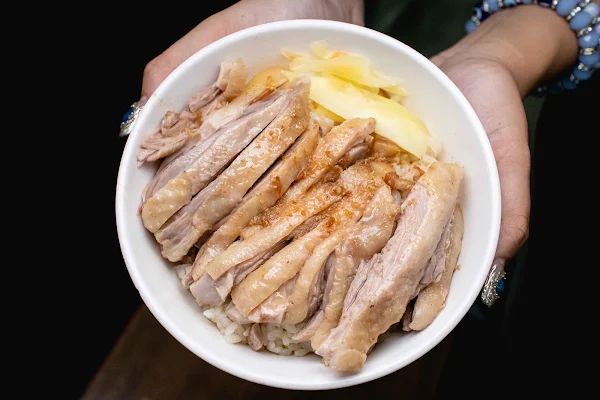 ▲▼高雄鴨肉飯【正宗鴨肉飯】左營區美食|必比登挖出來鴨肉飯排隊半小時也要吃|開店10分鐘煙燻鴨腿飯賣光也太狂|鴨肉宗師的手切鴨肉飯可遇不可求。（圖／部落客美熊很愛吃授權提供）