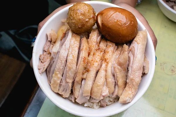▲▼高雄鴨肉飯【正宗鴨肉飯】左營區美食|必比登挖出來鴨肉飯排隊半小時也要吃|開店10分鐘煙燻鴨腿飯賣光也太狂|鴨肉宗師的手切鴨肉飯可遇不可求。（圖／部落客美熊很愛吃授權提供）