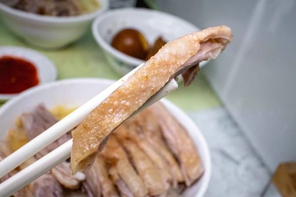 ▲▼高雄鴨肉飯【正宗鴨肉飯】左營區美食|必比登挖出來鴨肉飯排隊半小時也要吃|開店10分鐘煙燻鴨腿飯賣光也太狂|鴨肉宗師的手切鴨肉飯可遇不可求。（圖／部落客美熊很愛吃授權提供）