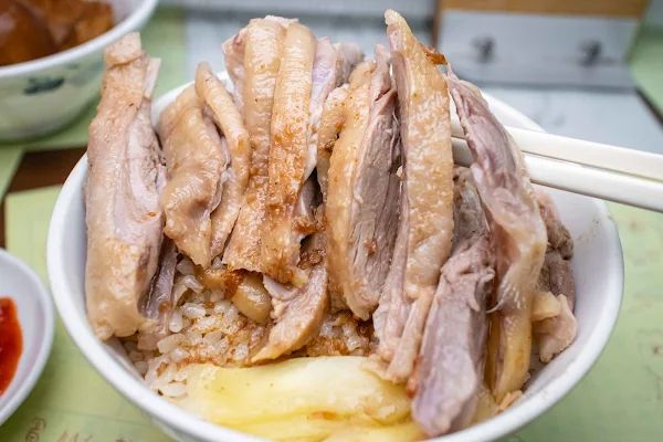 ▲▼高雄鴨肉飯【正宗鴨肉飯】左營區美食|必比登挖出來鴨肉飯排隊半小時也要吃|開店10分鐘煙燻鴨腿飯賣光也太狂|鴨肉宗師的手切鴨肉飯可遇不可求。（圖／部落客美熊很愛吃授權提供）