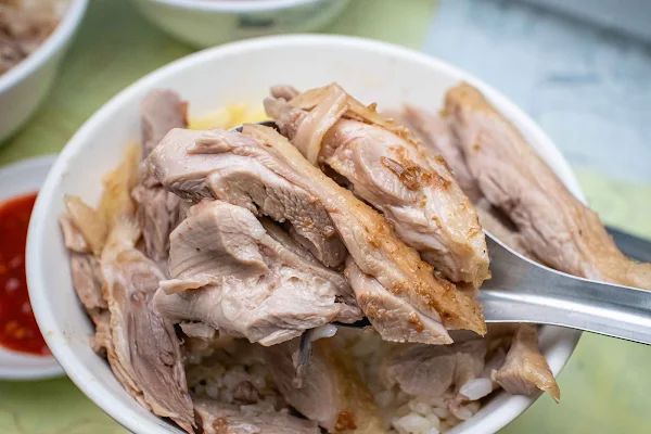 ▲▼高雄鴨肉飯【正宗鴨肉飯】左營區美食|必比登挖出來鴨肉飯排隊半小時也要吃|開店10分鐘煙燻鴨腿飯賣光也太狂|鴨肉宗師的手切鴨肉飯可遇不可求。（圖／部落客美熊很愛吃授權提供）