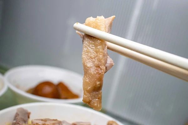 ▲▼高雄鴨肉飯【正宗鴨肉飯】左營區美食|必比登挖出來鴨肉飯排隊半小時也要吃|開店10分鐘煙燻鴨腿飯賣光也太狂|鴨肉宗師的手切鴨肉飯可遇不可求。（圖／部落客美熊很愛吃授權提供）