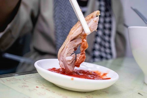 ▲▼高雄鴨肉飯【正宗鴨肉飯】左營區美食|必比登挖出來鴨肉飯排隊半小時也要吃|開店10分鐘煙燻鴨腿飯賣光也太狂|鴨肉宗師的手切鴨肉飯可遇不可求。（圖／部落客美熊很愛吃授權提供）