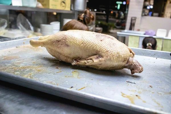 ▲▼高雄鴨肉飯【正宗鴨肉飯】左營區美食|必比登挖出來鴨肉飯排隊半小時也要吃|開店10分鐘煙燻鴨腿飯賣光也太狂|鴨肉宗師的手切鴨肉飯可遇不可求。（圖／部落客美熊很愛吃授權提供）