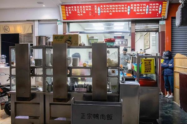 ▲▼高雄鴨肉飯【正宗鴨肉飯】左營區美食|必比登挖出來鴨肉飯排隊半小時也要吃|開店10分鐘煙燻鴨腿飯賣光也太狂|鴨肉宗師的手切鴨肉飯可遇不可求。（圖／部落客美熊很愛吃授權提供）