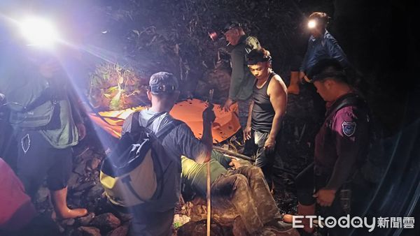 ▲信義鄉人和村40歲男子巡水時跌落12米溪谷受傷，幸運獲救。（圖／記者高堂堯翻攝，下同）