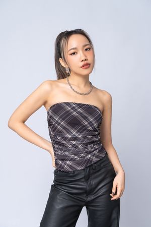 ▲▼ DENA與紐約知名彩妝品牌攜手合作聯名主題曲〈Irresistible〉。（圖／華納音樂提供）