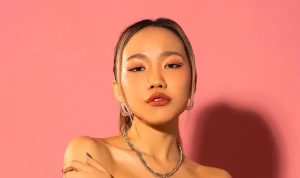 ▲▼ DENA與紐約知名彩妝品牌攜手合作聯名主題曲〈Irresistible〉。（圖／華納音樂提供）